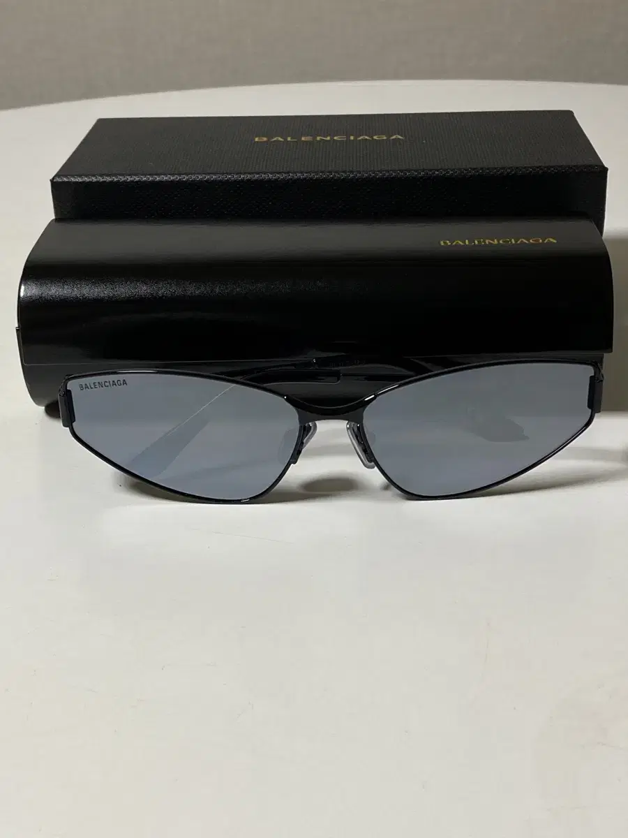 Balenciaga Eyewear 캣아이 프레임 선글라스